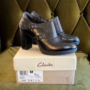Clarks black Elipsa Mae double buckle leather shootie 8.5 w/box